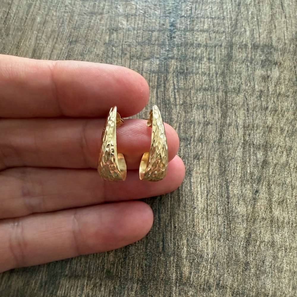 14 K Gold Textured Hoop Earrings 
.88 grams